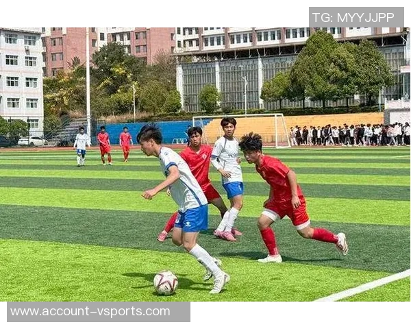 校园足球赛激情四溢队员们奋勇争先展现青春风采与团结精神