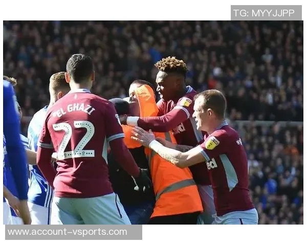 足球场上意外事件引发热议扒裤背后的故事与社会反思